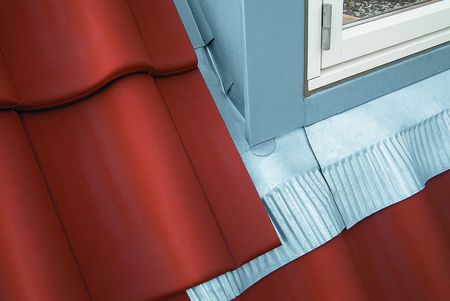 Dachmodell mit Zinkgaube und Dachanschluss mit plissiertem Anformzink Dachmodell mit Zinkgaube und Dachanschluss mit plissiertem Anformzink