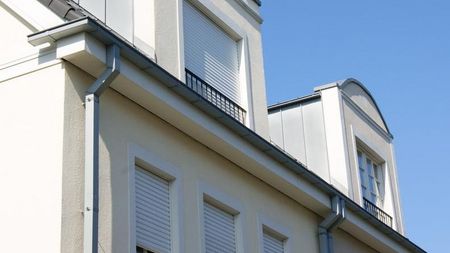 Ausschnitt einer Kastenrinne in prePATINA blaugrau Ausschnitt einer Kastenrinne in prePATINA blaugrau