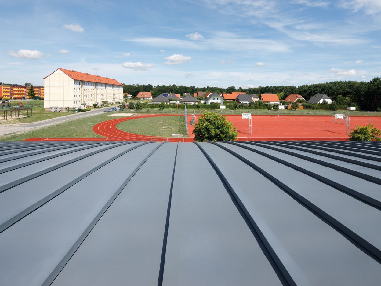 Sporthalle Spreenhagen mit einer Dachdeckung im Klick-Leistensystem