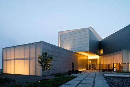 Fassade mit RHEINZINK-Kassettensystem Fassade mit RHEINZINK-Kassettensystem